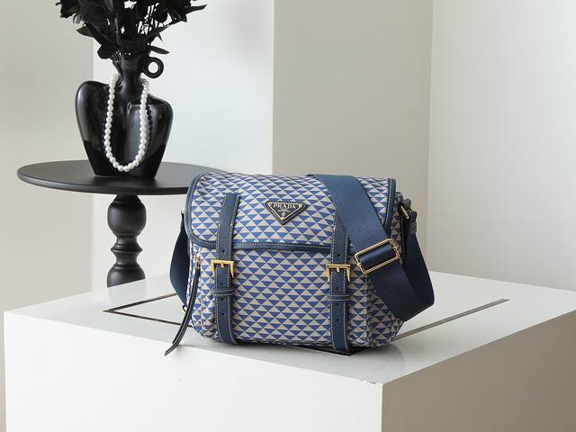 Original single-item new Symbole1Bd383 messenger bag. This messenger bag is made