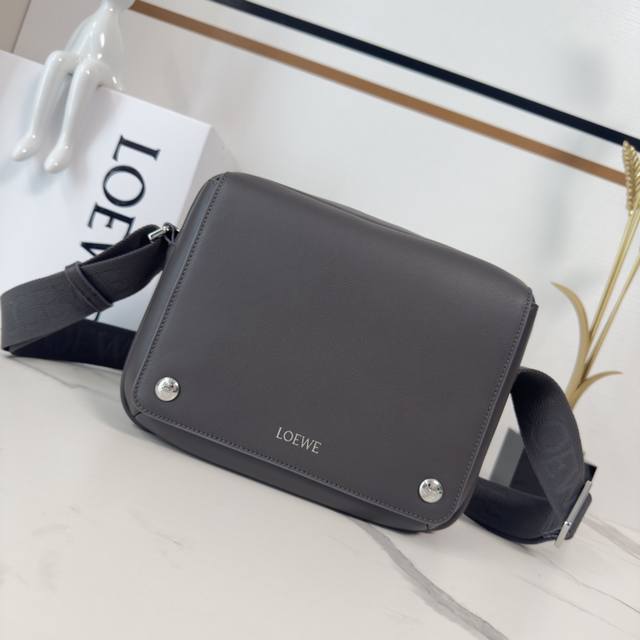 New Low Small Soft Calfskin Pebble Messenger Bag. Practical and sophisticated de