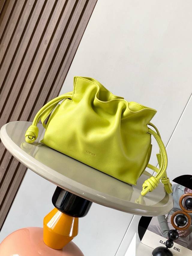 New version of the mini 23cm lucky bag in Nappa leather. The Flamenco clutch fea