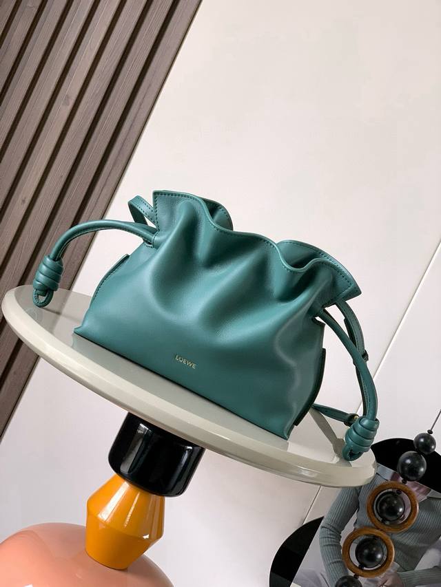 New version of the mini 23cm lucky bag in Nappa leather. The Flamenco clutch fea