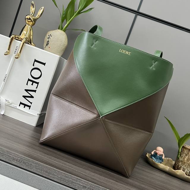 Lw's new small color-blocked glossy calfskin Puzzle Fold Tote features the iconi