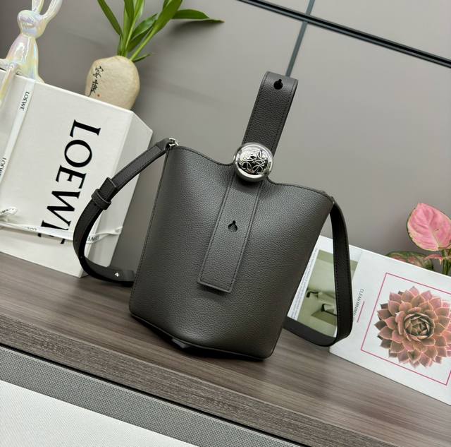 The Lwmini Pebble Bucket bag in soft grain cowhide leather cleverly blends clean