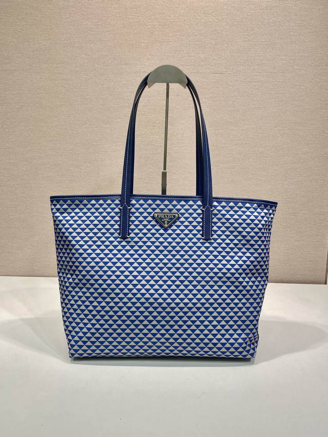New Tote Bag 1Bd552 New Arrival This Tessuto Triangulum tote bag is made of impo