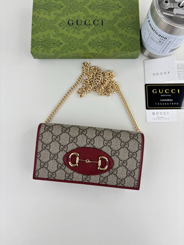 Gucci introduces its new 1955 Horsebit cardholder, crafted from Gg Supreme premi