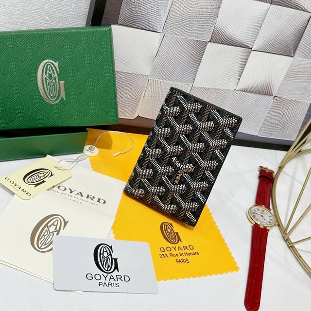 Goya Saint-Pierre Card Holder is fully functional, featuring a large banknote po