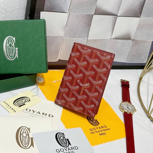 Goya Saint-Pierre Card Holder is fully functional, featuring a large banknote po