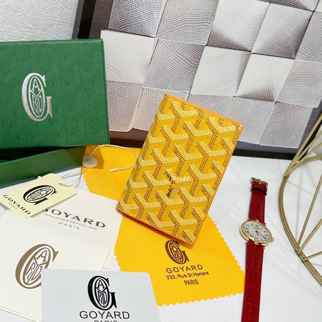 Goya Saint-Pierre Card Holder is fully functional, featuring a large banknote po