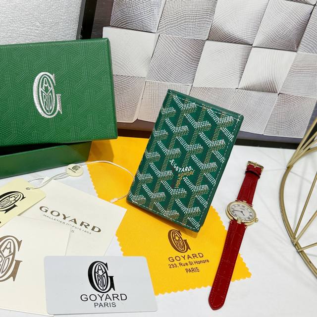 Goya Saint-Pierre Card Holder is fully functional, featuring a large banknote po