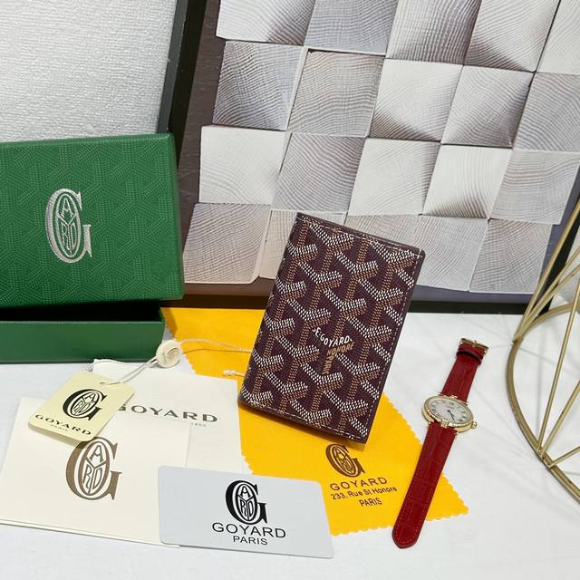 Goya Saint-Pierre Card Holder is fully functional, featuring a large banknote po