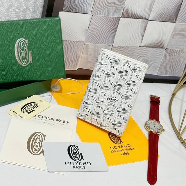 Goya Saint-Pierre Card Holder is fully functional, featuring a large banknote po