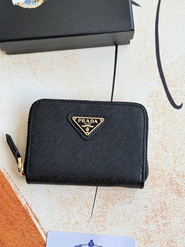 Prada's latest genuine leather cardholder, a popular style from the boutique, sy