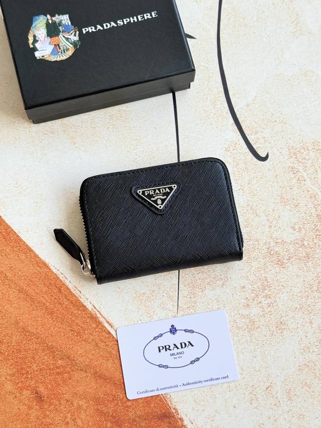 Prada's latest genuine leather cardholder, a popular style from the boutique, sy