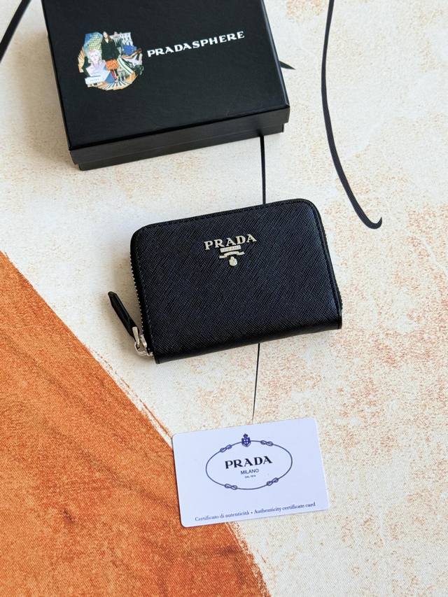 Prada's latest genuine leather cardholder, a popular style from the boutique, sy