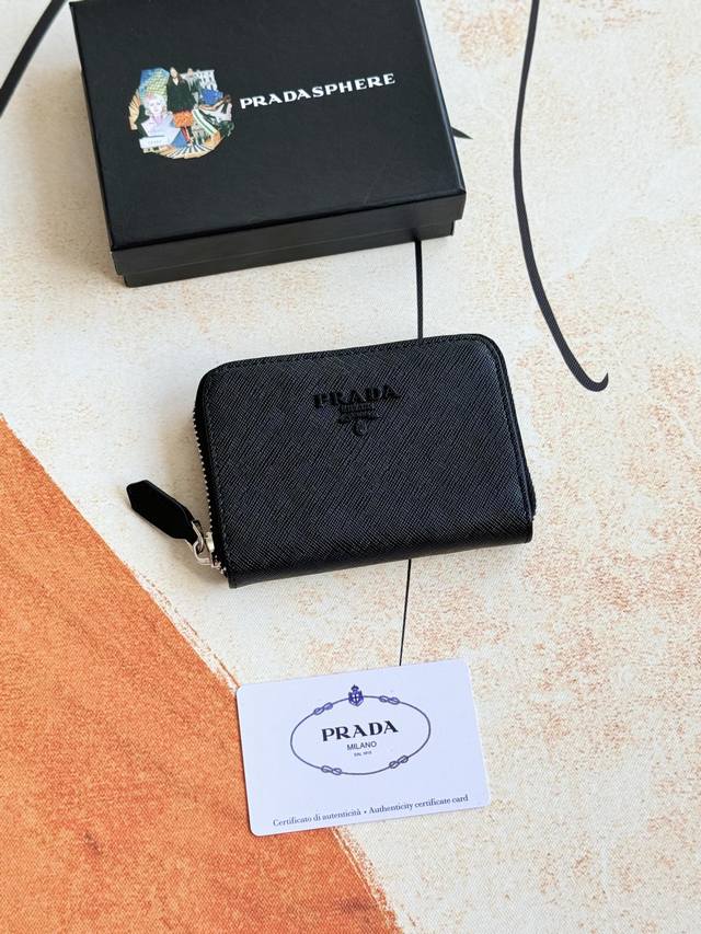 Prada's hottest genuine leather cardholder, latest style from the boutique, sync