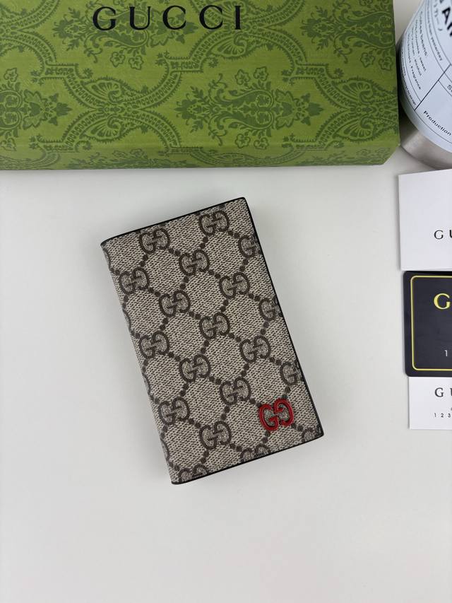 Guccl's iconic Gg details are cleverly blended with vibrant color schemes. This