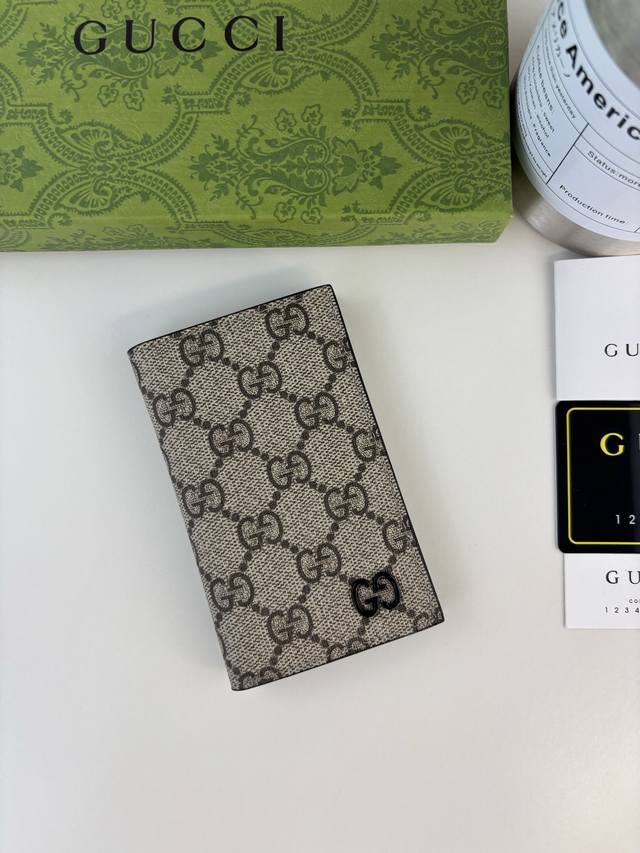 Guccl A clever blend of classic Gg details and vibrant color schemes. This long