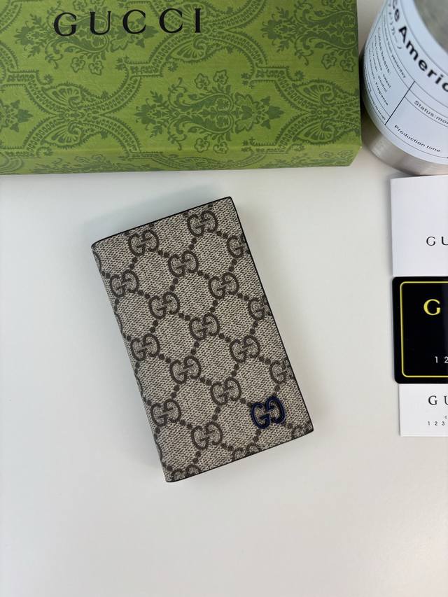 Guccl's iconic Gg details are cleverly blended with vibrant color schemes. This