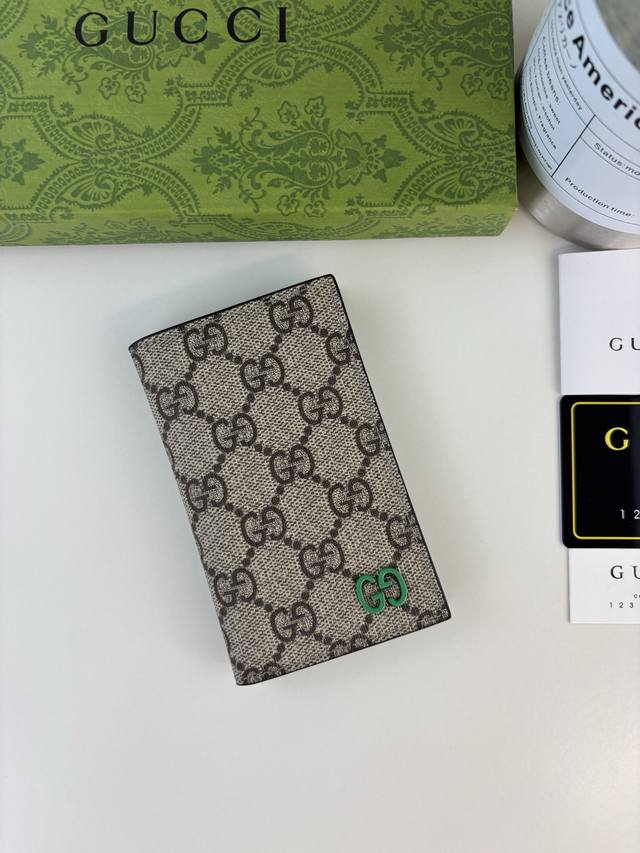 Guccl's iconic Gg details are cleverly blended with vibrant color schemes. This