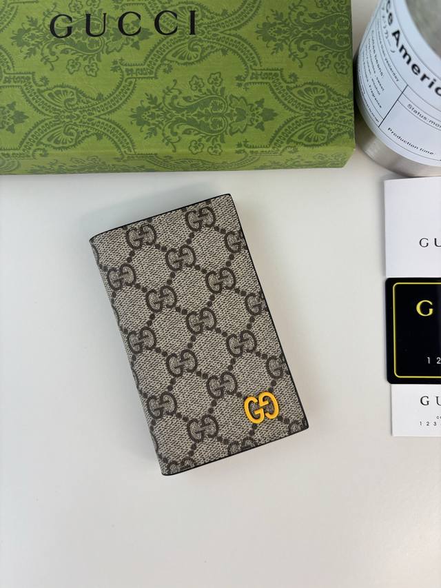 Guccl's iconic Gg details are cleverly blended with vibrant color schemes. This