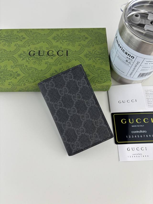 Guccl's iconic Gg details are cleverly blended with vibrant color schemes. This