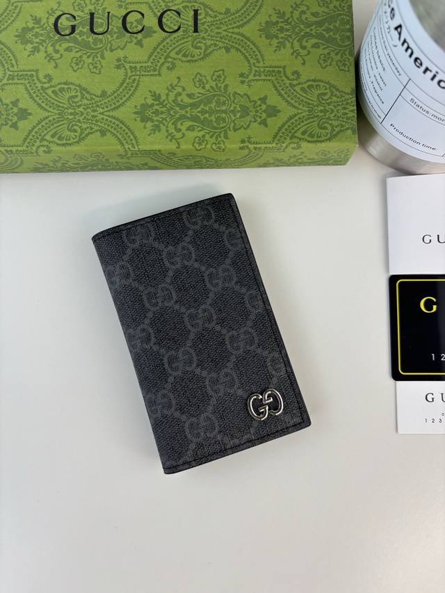 Guccl's iconic Gg details are cleverly blended with vibrant color schemes. This