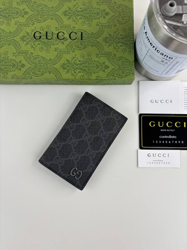 Guccl A clever blend of classic Gg details and vibrant color schemes. This long