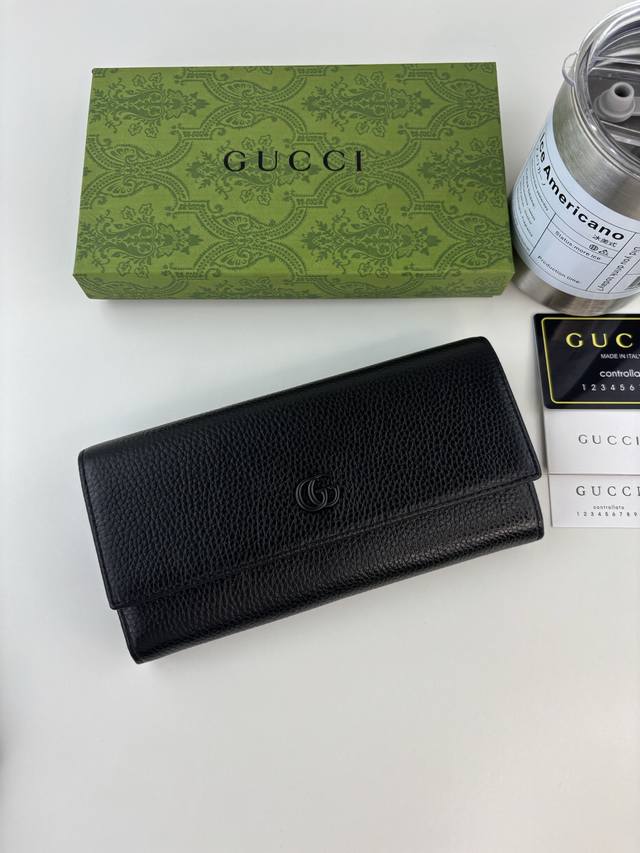 Guccl Summer New Arrival. A small double-G with black metallic trim, deepening t