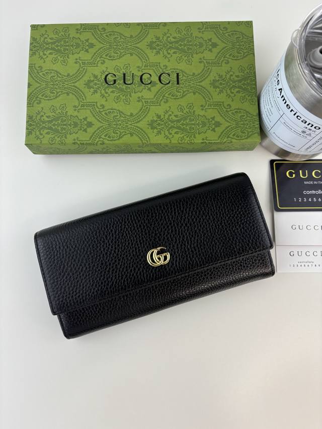 Guccl Summer New Arrival. A small double-G metal embellishment deepens the subtl