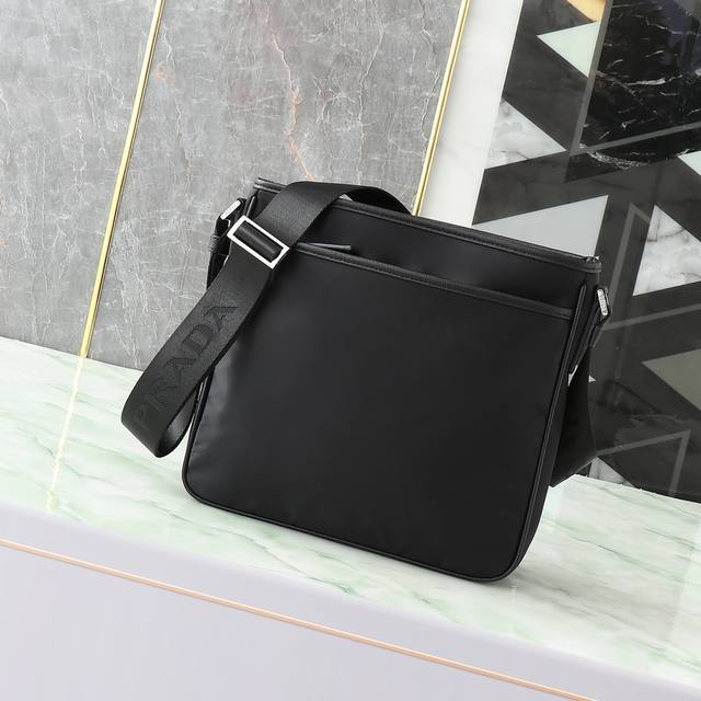 Model 2Vh796! New nylon crossbody bag, same as the official website and boutique