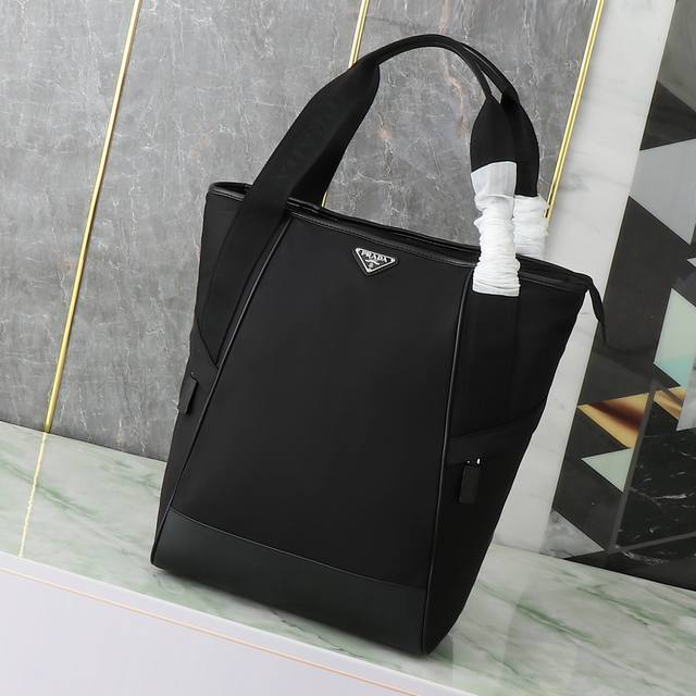 New Tote Bag 2Vg119 This tote bag uses geometric lines to create a distinctive a