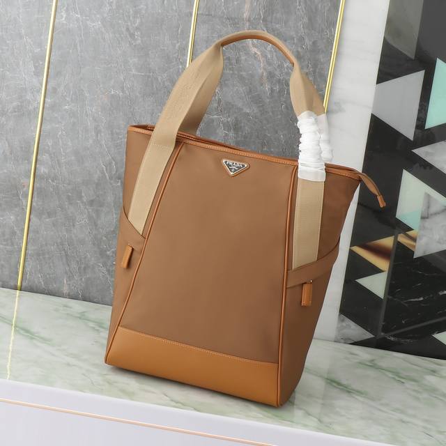 New Tote Bag 2Vg119 This tote bag uses geometric lines to create a distinctive a