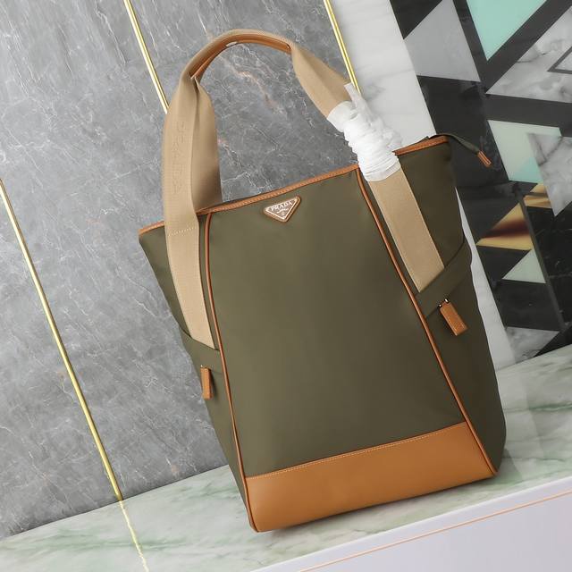 New Tote Bag 2Vg119 This tote bag uses geometric lines to create a distinctive a