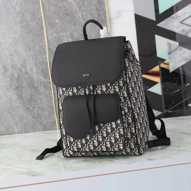 Top-tier original! This saddle backpack features a stylish, original design that