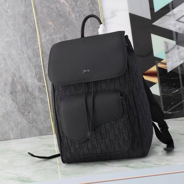 Top-tier original! This saddle backpack features a stylish, original design that