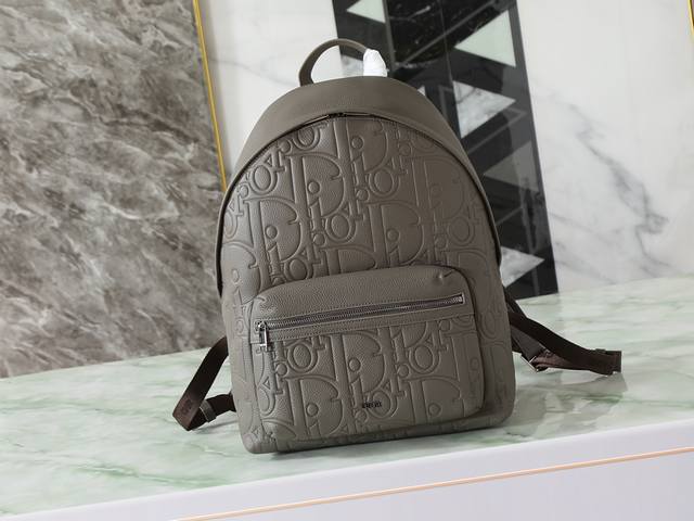 This Rider 2.0 zip-up backpack is a new version of a classic Dior piece. The Dio
