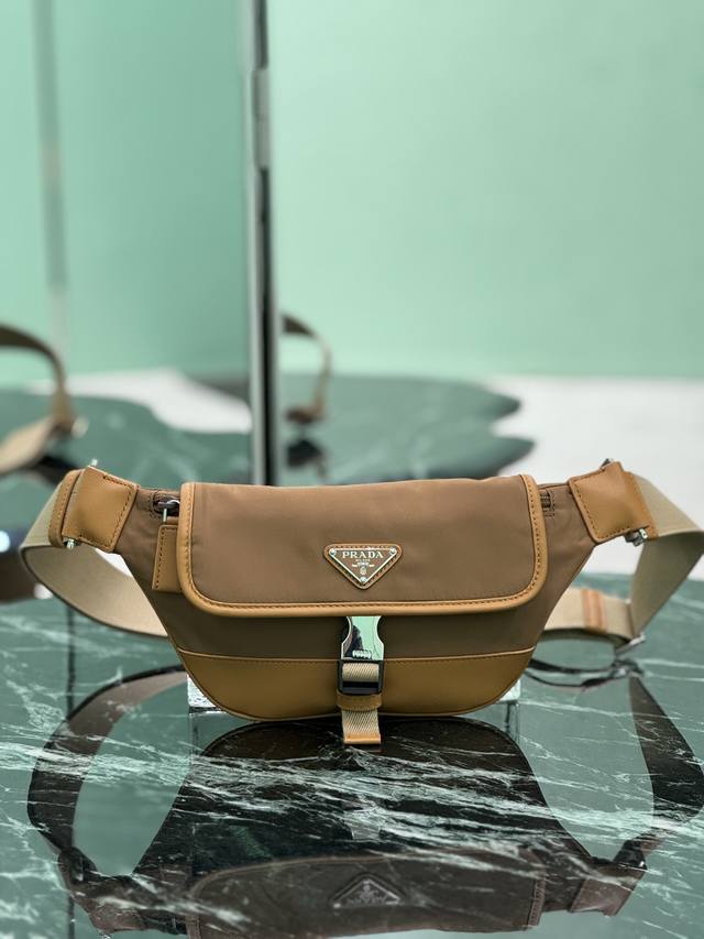 Men's Chest Bag (Ddd) This versatile and stylish shoulder bag is made of importe