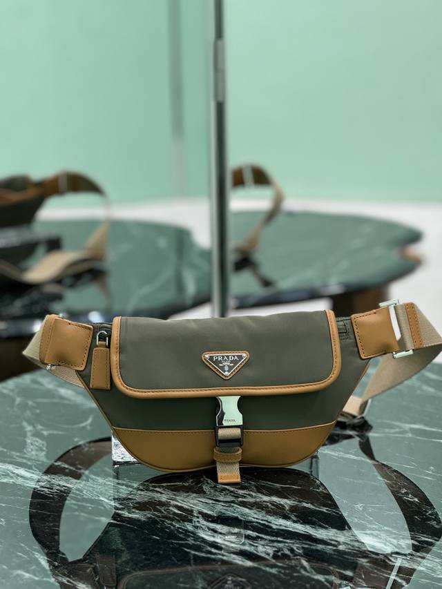 Men's Chest Bag This versatile and stylish shoulder bag is made of imported nylo