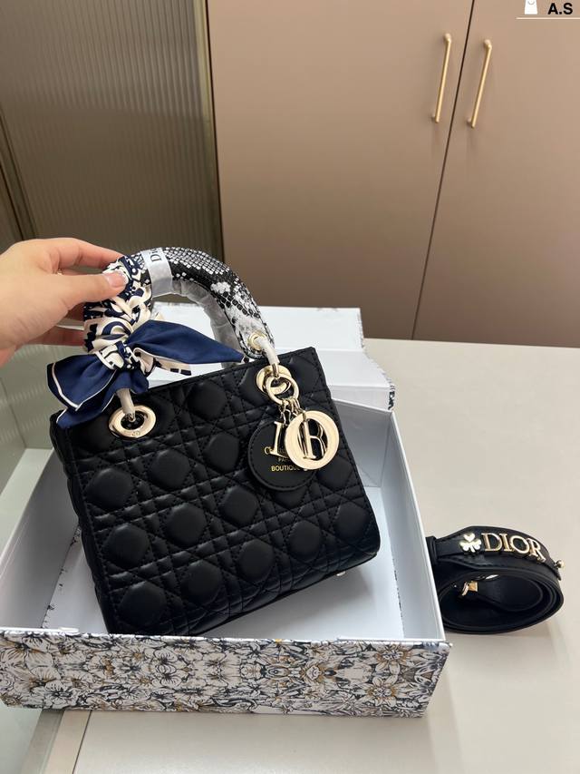 Dior Lady Dior bag, cute and petite, elegant and exquisite, a must-have for fair