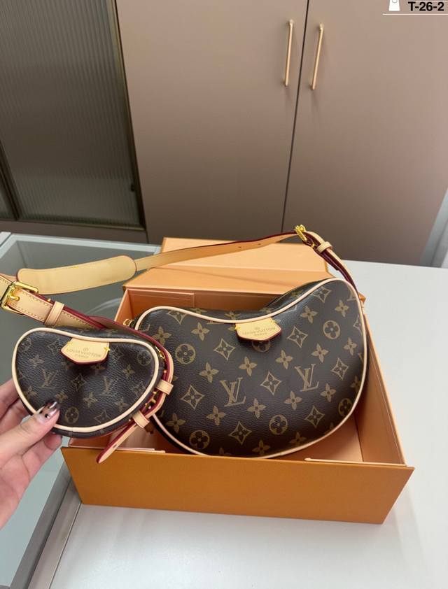 Chip version Lv New 2-in-1 Croissant Bag, the epitome of style Versatile V monog