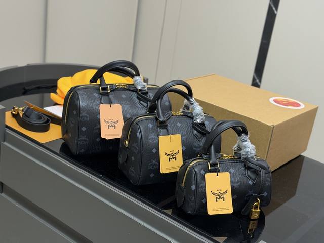 Comes with airplane case. Size: 25cm, 21cm, 19cm. Cute and playful pillow bag. C