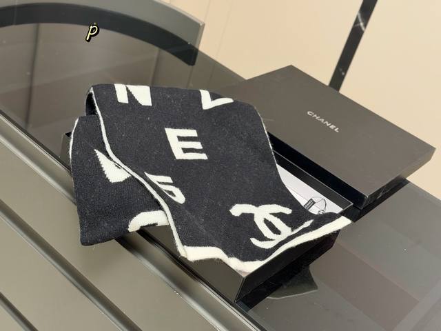 It's getting colder, so a cashmere shawl is needed! Size: 180*30cm Chanel New Ca