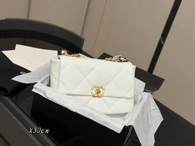 Comes with a folding box. Size: 30cm. Chanel 19-inch bag. Best value for money.