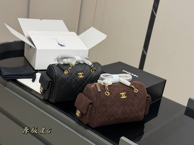 No box Size: 25.15Cm Chanel 25K Bowling Bag This bowling bag is so amazing! A ve