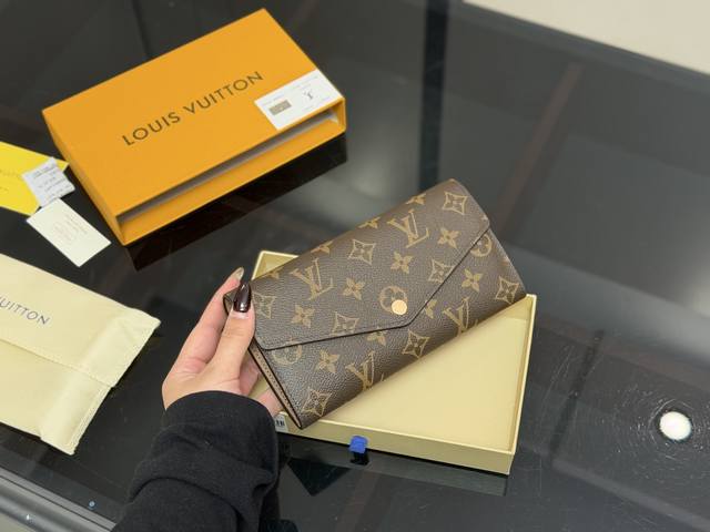 Comes with box. Size: 18*9cm. New LV wallet!! Bags are all the rage, so this one