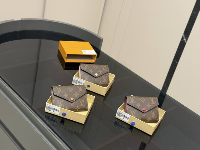 Comes with box. Size: 12*9cm. A classic and timeless wallet, this LV mini wallet