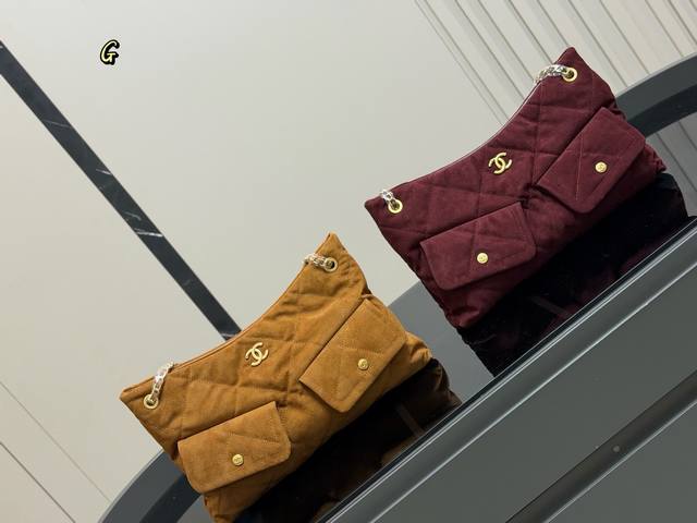 Chanel 25K is so beautiful! The bow is always so eye-catching, and the chain emb