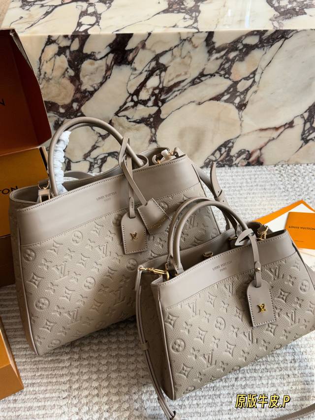 Top-grain cowhide leather. Size: 29 x 19cm, 38 x 25cm. A relaxed and stylish loo