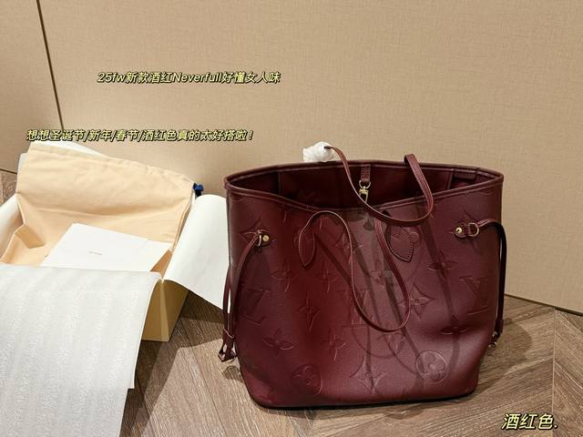 Comes with box. Size: 30cm bottom * 20cm height. Small Ddd. L'Or