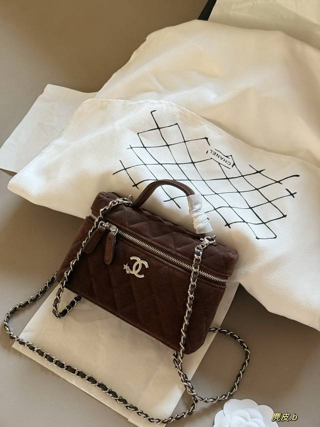 Suede box included. Size: 20cm (bottom width * 12cm height). Chanel lunchbox bag
