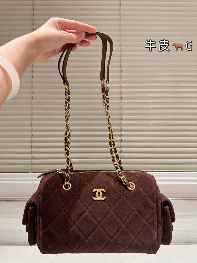 Replica suede Chanel 25K suede bowling bag. Made of suede cowhide with classic q